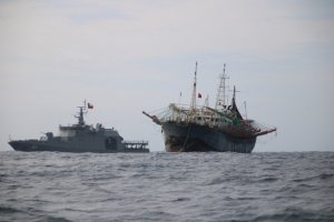 Armada vigila nuevo cruce de pesqueros extranjeros por aguas nacionales Armada vigila nuevo cruce de pesqueros extranjeros por aguas nacionales