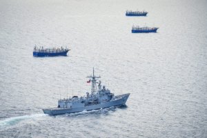 Fragata "Almirante Latorre" y helicóptero naval del Grupo Aeronaval Sur realizan fiscalización a flota pesquera internacional en Estrecho de Magallanes Fragata "Almirante Latorre" y helicóptero naval del Grupo Aeronaval Sur realizan fiscalización a flota pesquera internacional en Estrecho de Magallanes