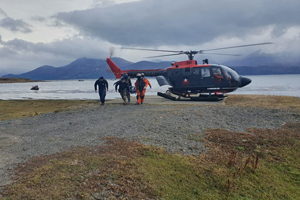 Helicóptero naval realiza rescate aeromédico desde Bahía Cook Helicóptero naval realiza rescate aeromédico desde Bahía Cook