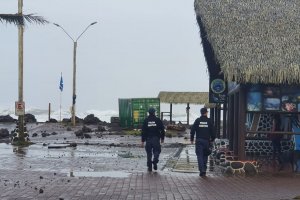 Olas de 5 metros se registraron este viernes en Rapa Nui Olas de 5 metros se registraron este viernes en Rapa Nui