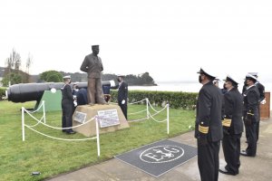 Develan monumento al Marinero Mario Fuentealba en la Escuela de Grumetes