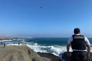 Hombre de 36 años desapareció tras ser arrastrado por la marejada al sur de Iquique