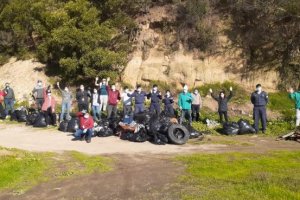Dotación de la Capitanía de Puerto de Talcahuano participó en operativo de limpieza de playa en el sector “El Morro”
