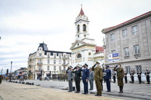 Izamiento del Pabellón Nacional en plaza de armas de Punta Arenas