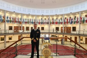 Oficial de la Armada se gradúa de la Academia de Defensa del Reino Unido
