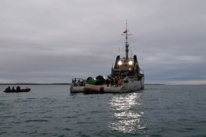 Remolcador "Lautaro" realizó primera fase de instalación de nueva Boya Pilar en el Estrecho de Magallanes