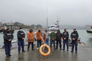 Armada rescata con vida a cinco tripulantes desde lancha a motor que se hundía