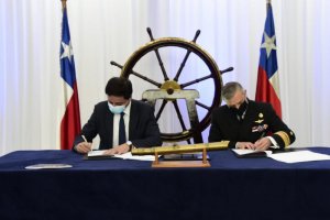 Armada y Municipalidad de La Florida firman convenio de cooperación en el marco del estreno de la película "Prat, el legado de un hombre"