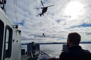 Patrullero “Contramaestre Ortiz” y Helicóptero Naval entrenan maniobra Hi-Line