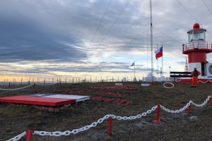 Almirante De La Maza visitó el faro Cabo Espíritu Santo y a la única familia de marinos que cumplen importante labor