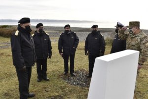 Comandante en Jefe visitó a marino y su familia que viven en una isla a 74 kilómetros de Puerto Williams