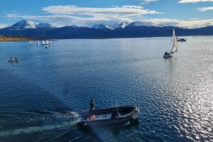 Autoridad Marítima de Puerto Williams monitorea regata infantil