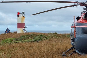 Gobernación Marítima de Puerto Williams realizó mantenimiento a ayudas para la navegación en Islote Peñón