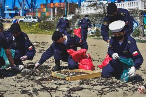 Personal del Museo Marítimo Nacional realizó limpieza en Playa San Mateo de Valparaíso Personal del Museo Marítimo Nacional realizó limpieza en Playa San Mateo de Valparaíso