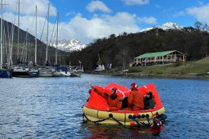 Marinos de Puerto Williams realizan entrenamiento de clima frío