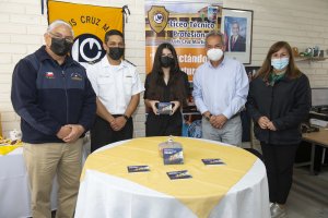 Se entregaron ejemplares del concurso literario “Combate Naval de Iquique en 100 palabras”