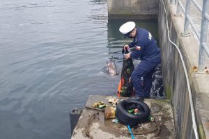 Más de una tonelada de basura es recogida durante limpieza de fondo marino y borde costero en Ancud