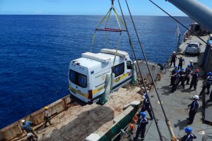 Barcaza "Rancagua" trasladó hasta Rapa Nui nueva ambulancia para el hospital