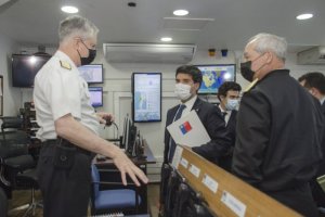 Ministro de Bienes Nacionales se interiorizó del trabajo que realiza el SHOA Ministro de Bienes Nacionales se interiorizó del trabajo que realiza el SHOA