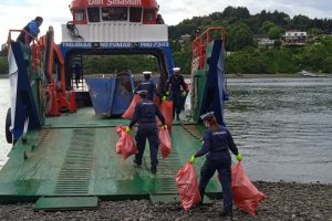 Primera campaña de limpieza de playas de ‘Plan Tenglo’ reunió 3,5 toneladas de residuos