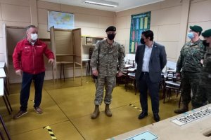 Jefe de Fuerza revistó locales de votación en las tres provincias de la región del BioBío Jefe de Fuerza revistó locales de votación en las tres provincias de la región del BioBío
