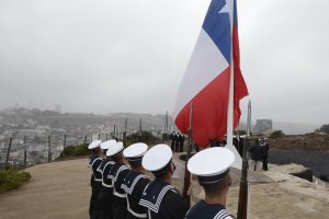 Armada recupera bandera nacional que vuelve a flamear en Reñaca Armada recupera bandera nacional que vuelve a flamear en Reñaca