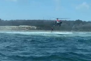 Helicóptero Naval y Autoridad Marítima rescataron a 2 personas en Ritoque Helicóptero Naval y Autoridad Marítima rescataron a 2 personas en Ritoque