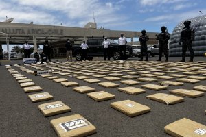 En un operativo interagencial realizado en altamar, la Policía Marítima logra incautar más de 1300 kilos de marihuana. En un operativo interagencial realizado en altamar, la Policía Marítima logra incautar más de 1300 kilos de marihuana.