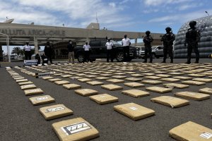 En un operativo interagencial realizado en altamar, la Policía Marítima logra incautar más de 1300 kilos de marihuana.