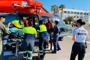 Armada de Chile realiza rescate de tres personas en Playa Boca del Diablo Armada de Chile realiza rescate de tres personas en Playa Boca del Diablo