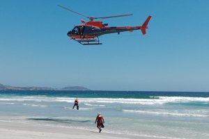 Helicóptero Naval rescató 4 personas atrapadas en roqueríos en playa de Coquimbo Helicóptero Naval rescató 4 personas atrapadas en roqueríos en playa de Coquimbo