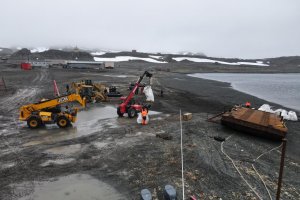 Gobernación Marítima Antártica Chilena apoya traslado de residuos desde base “Frei” Gobernación Marítima Antártica Chilena apoya traslado de residuos desde base “Frei”