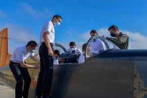 Reclutas de la Escuela Naval realizaron visita a la Base Aeronaval “Concón”