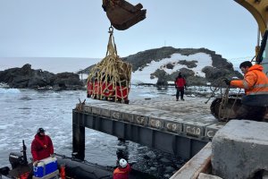 Cinco toneladas de carga trasladó el OPV “Marinero Fuentealba” a base Alemana en la Antártica Cinco toneladas de carga trasladó el OPV “Marinero Fuentealba” a base Alemana en la Antártica