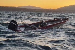 Autoridad Marítima rescató a siete personas en Lago Villarrica Autoridad Marítima rescató a siete personas en Lago Villarrica