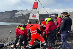 Helicóptero Naval trasladó señalética marítima hasta Isla Decepción en la Antártica Helicóptero Naval trasladó señalética marítima hasta Isla Decepción en la Antártica