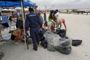 Autoridad Marítima de Caldera realizó operativo de limpieza de playas en Bahía Inglesa Autoridad Marítima de Caldera realizó operativo de limpieza de playas en Bahía Inglesa
