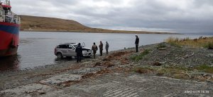 Personal Naval acude en apoyo a vehículo que cayó al mar en Rio Verde Personal Naval acude en apoyo a vehículo que cayó al mar en Rio Verde