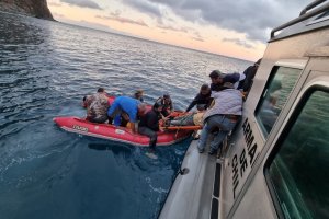 Autoridad Marítima de Juan Fernández realizó evacuación médica para hombre accidentado Autoridad Marítima de Juan Fernández realizó evacuación médica para hombre accidentado
