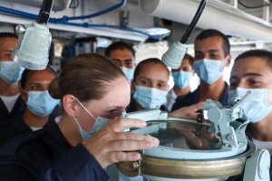 Batallón de reclutas de la Escuela Naval visitó la Escuadra Nacional