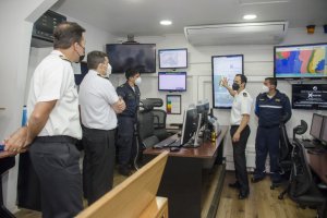Agregado Adjunto Naval de Perú y Comandante del BAP Carrasco visitaron dependencias del SHOA Agregado Adjunto Naval de Perú y Comandante del BAP Carrasco visitaron dependencias del SHOA