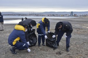 Dotaciones de Velas Latinoamérica 2022 realizaron limpieza en la costa del Estrecho de Magallanes Dotaciones de Velas Latinoamérica 2022 realizaron limpieza en la costa del Estrecho de Magallanes