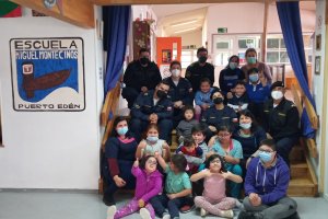 Dotación de la Escuadra Nacional realizó una provechosa visita en la Escuela Miguel Montecinos de Puerto Edén