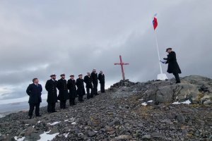 DOTACIÓN DE BASE NAVAL “ARTURO PRAT” CONMEMORÓ LOS 61 AÑOS
DEL FALLECIMIENTO DEL CAPITÁN DE CORBETA PEDRO GÓNZALEZ
EN EL TERRITORIO CHILENO ANTÁRTICO DOTACIÓN DE BASE NAVAL “ARTURO PRAT” CONMEMORÓ LOS 61 AÑOS
DEL FALLECIMIENTO DEL CAPITÁN DE CORBETA PEDRO GÓNZALEZ
EN EL TERRITORIO CHILENO ANTÁRTICO