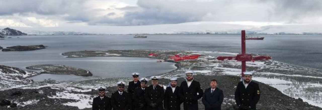 DOTACIÓN DE BASE NAVAL “ARTURO PRAT” CONMEMORÓ LOS 61 AÑOS  DEL FALLECIMIENTO DEL CAPITÁN DE CORBETA PEDRO GÓNZALEZ  EN EL TERRITORIO CHILENO ANTÁRTICO