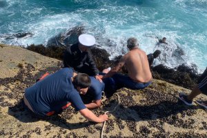 Capitanía de Puerto de Quintero rescata a hombre en peligro de inmersión en roqueríos de Quintero
