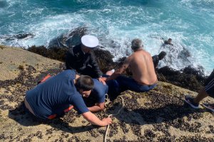 Capitanía de Puerto de Quintero rescata a hombre en peligro de inmersión en roqueríos de Quintero Capitanía de Puerto de Quintero rescata a hombre en peligro de inmersión en roqueríos de Quintero