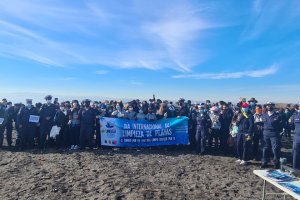 Autoridad Marítima de Talcahuano y voluntarios de organizaciones civiles participaron en operativo de limpieza de playas en Isla Rocuant Autoridad Marítima de Talcahuano y voluntarios de organizaciones civiles participaron en operativo de limpieza de playas en Isla Rocuant