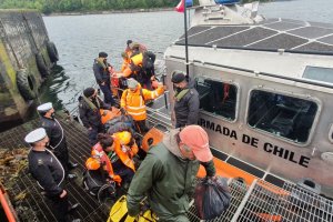 Armada rescató a 10 personas desde lancha a motor que tocó fondo en cercanías de Puerto Aguirre Armada rescató a 10 personas desde lancha a motor que tocó fondo en cercanías de Puerto Aguirre
