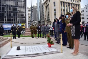 Representantes de las Fuerzas Armadas, de Orden y Seguridad depositaron flores a los pies del Monumento a la Marina Nacional